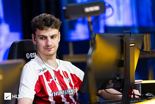 她就参与到 她就参与到